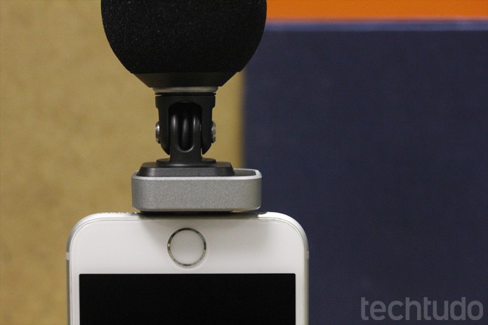 Microfone se adapta ao iPhone e permite gravar vídeo e captar áudio separadamente e ao mesmo tempo (Foto: Melissa Cruz / TechTudo) Microfone se adapta ao iPhone e permite gravar vídeo e captar áudio separadamente e ao mesmo tempo (Foto: Melissa Cruz / TechTudo)