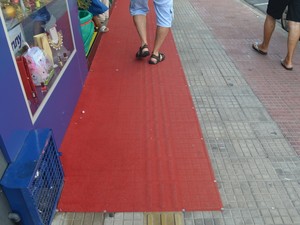 Loja coloca tapete em piso tátil em rua de Piracicaba (Foto: Fernanda Zanetti/G1) Loja coloca tapete em piso tátil em rua de Piracicaba (Foto: Fernanda Zanetti/G1)