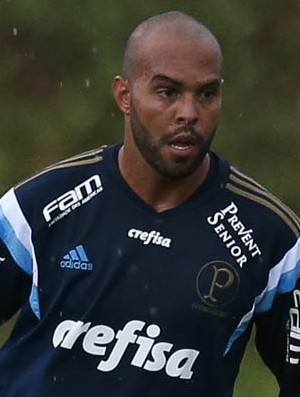 Com time sendo montado, Alecsandro ganha nova chance no Palmeiras