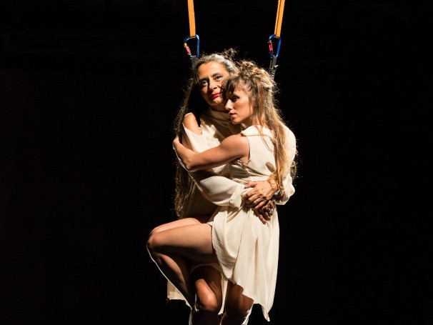 Espetáculo une acrobacia aérea, dança e teatro (Foto: Divulgação/Renato Mangolin)