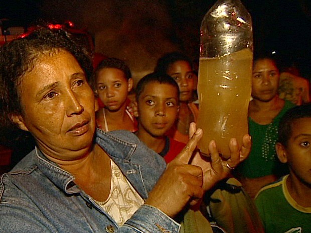'Bebemos e cozinhamos com essa água marrom', disse moradora. (Foto: Reprodução/TV Gazeta)