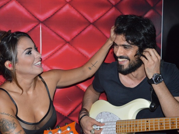 Alinne Rosa com o namorado, Rodrigo Fróes, em show em Salvador, na Bahia (Foto: Felipe Souto Maior/ Ag. News)