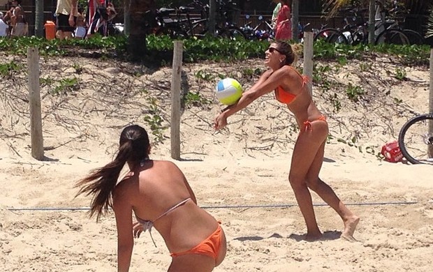 mari paraiba joga volei de praia na folga (Foto: reprodução/instagram)