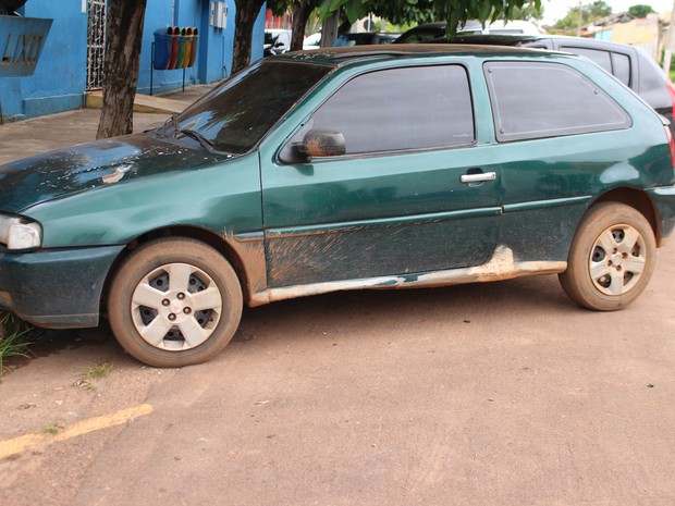 Um carro foi preso durante operação nesta sexta (Foto: Júnior Freitas/ G1)