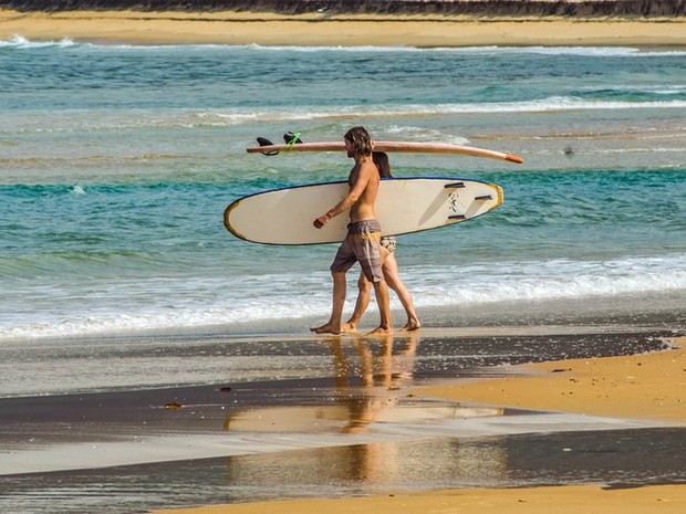 Muitos na aldeia aprenderam a surfar com pranchas emprestadas de turistas. Agora, o clube dispõe de equipamentos doados, que aluga para diárias (Foto: Tommy Trenchard/ BBC)