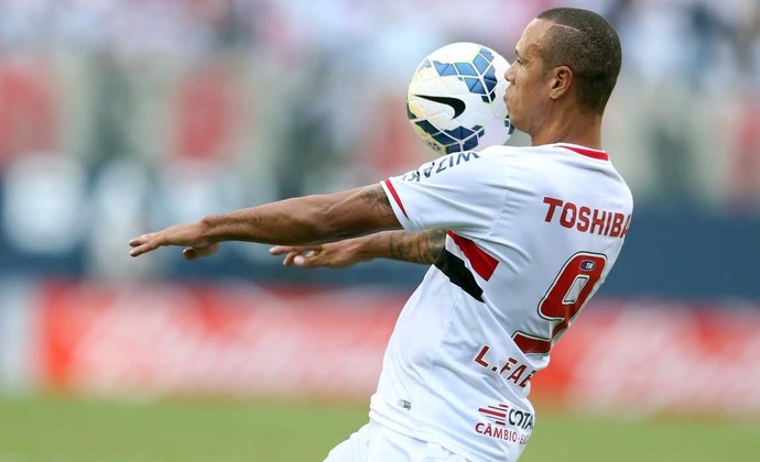 Luis Fabiano domina a bola bonito na Arena Barueri (Foto: Foto: Marcos Ribolli)