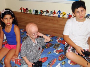 Nathan gosta de jogar vídeo-game com os irmãos, Normando Filho e Nathiely (Foto: Ricardo Araújo/G1)