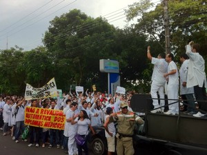 Em maio, grupo já havia protestado contra contratação de estrangeiros (Foto: Thiago Herculano/TV Amazonas)