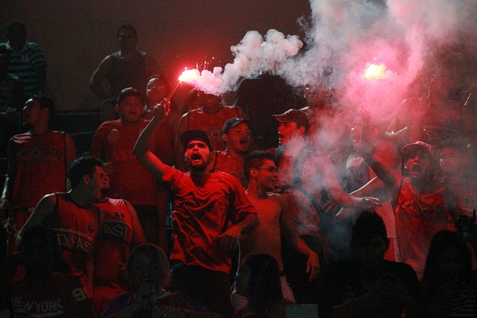 Torcida do Fast faz a festa na arquibancada durante a Copa Amazonas (Foto: Marcos Dantas)