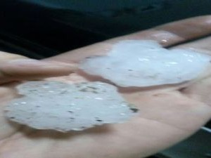 Granizo caiu em Papanduva na noite de terça-feira (13) (Foto: Reprodução/RBS TV)