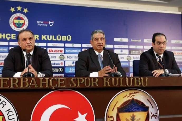 Dirigente do Fenerbahçe concedem entrevista coletiva (Foto: Divulgação)