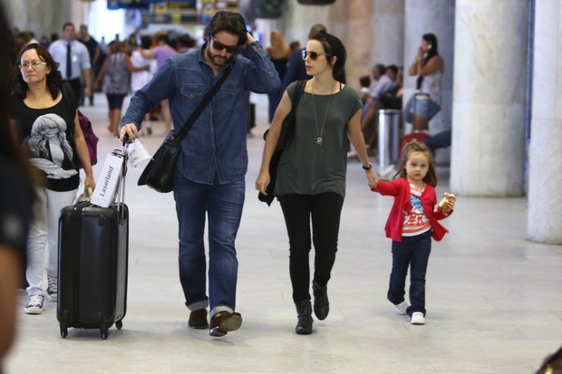 Murilo Benício de Débora Falabella com a família no aeroporto (Foto: Marcello Sá Barreto / AgNews)