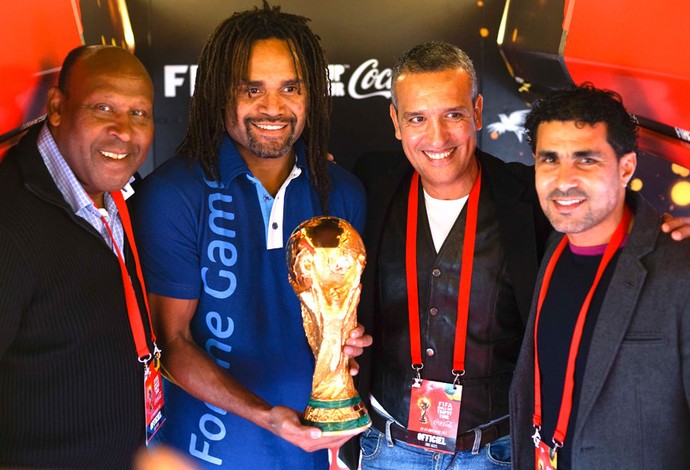 Ex-jogadores de Marrocos recepcionam a taça (Foto: Ted Craig / Coca-Cola)