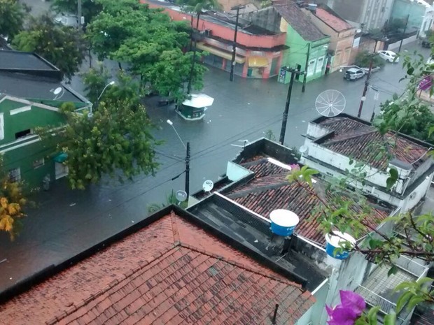 Rua Capitão Lima, em Santo Amaro, ficou completamente alagada (Foto: Simone Graf/TV Globo)