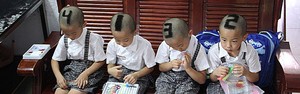 Pais 'numeram' quadrigêmeos pelo cabelo (AFP)