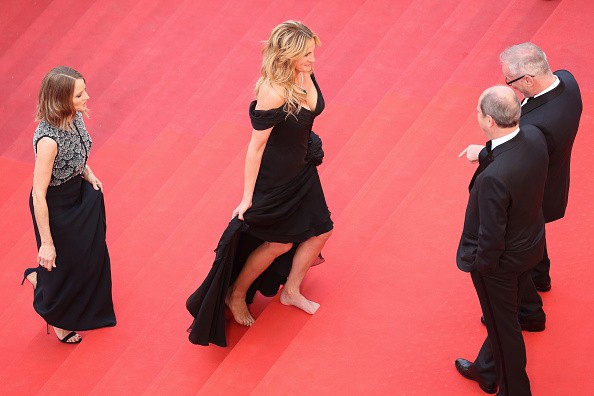 Julia Roberts sobe descalça a escadaria dos Palais des Festivals, em Cannes (Foto: Getty Images)