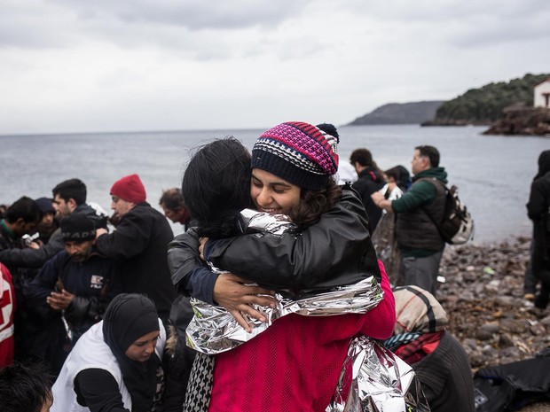 Gabriela Shapazian abraça refugiada na ilha de Lesbos, na Grécia (Foto: Arquivo pessoal/Gabriela Shapazian)