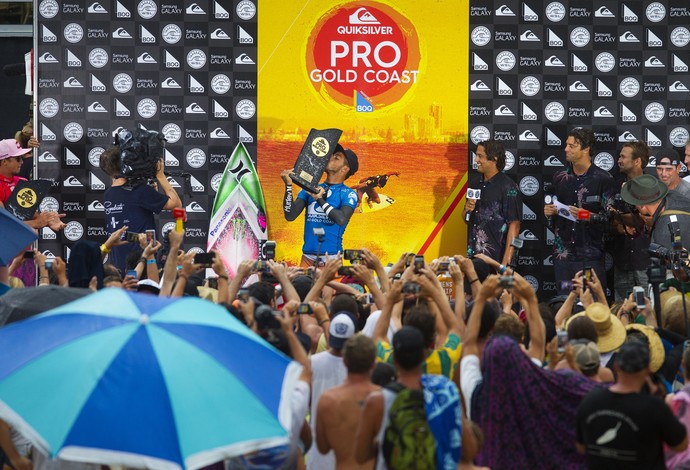 Filipe Toledo beija troféu de Gold Coast, seu primeiro título na elite (Foto: WSL / Kirstin scholtz)