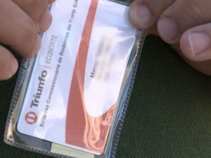 Carteirinha autoriza que motorista passe sem pagar (Foto: Reprodução / TV TEM) Carteirinha autoriza que motorista passe sem pagar (Foto: Reprodução / TV TEM)