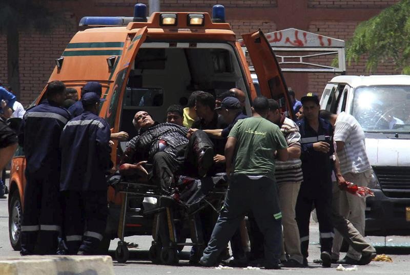Equipes de resgate socorrem vítima de um atentado à bomba perto do Palácio Presidencial do Egito, na capital Cairo. Ao menos uma pessoa morreu e seis ficaram feridas