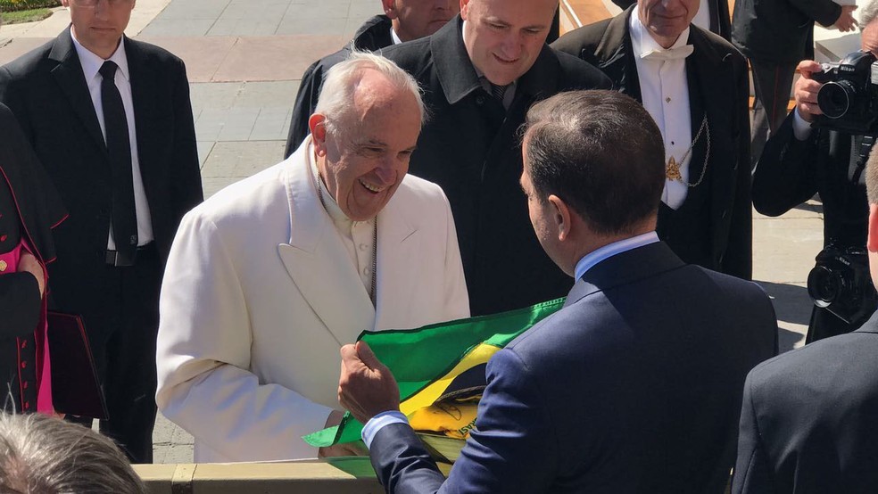 Doria entregou bandeira brasileira ao Papa Francisco nesta quarta (19). (Foto: Divulgação/Prefeitura)