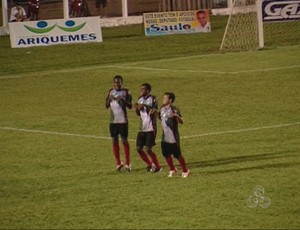 Geilson do Pimentense comemora gol no estilo coelhinho (Foto: Reprodução/TV Ariquemes)