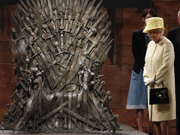 Em visita ao cenário de 'Game of thrones', na Irlanda do Norte, Rainha Elizabeth II posa ao lado do Trono de Ferro (Foto: REUTERS/Phil Noble)