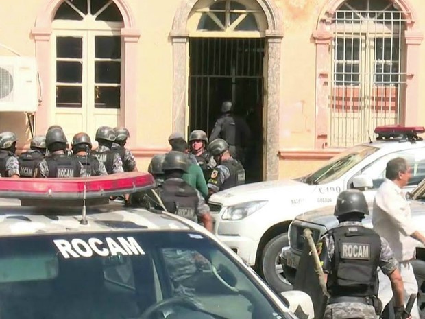 Polícia acompanha situação na Vidal Pessoa (Foto: Reprodução GloboNews)