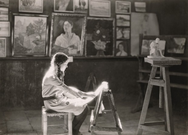 Um estudante na Escola Bezalel de Artes e Ofícios, em Jerusalém, 1927. (Foto: Maynard Owen Williams/National Geographic)