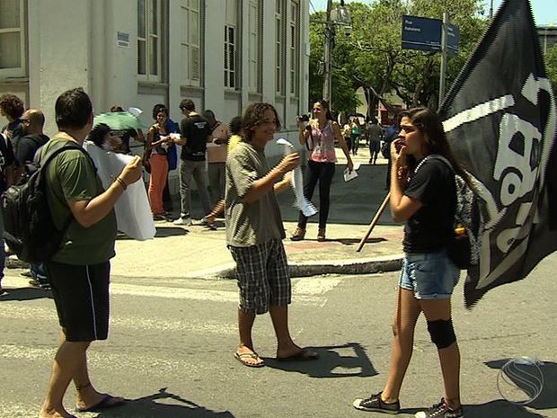 Manifestantes se reunem na porta da Câmara dos Vereadores (Foto: Reprodução/TV Sergipe)