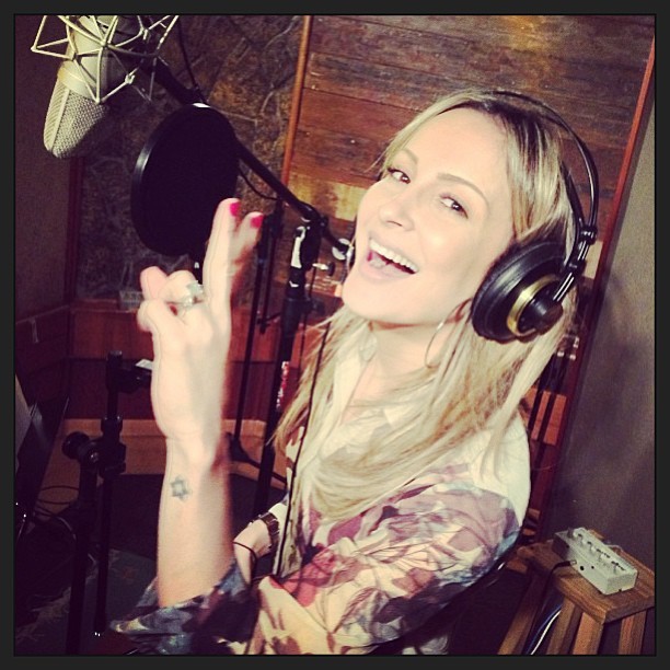 Claudia Leitte em estúdio (Foto: Instagram/ Reprodução)