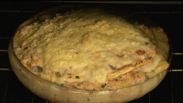 Lasanha mais 'leve', com massa de panqueca, molho de frango e molho de queijo caseiro (Foto: Reprodução/RPC)