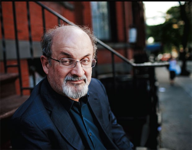 O escritor Salman Rushdie nas ruas de Nova York em 2010. Ele revela como se livrou da pena de morte dos extremistas que o identificaram como um ser diabólico (Foto: David Howlls/Corbis)