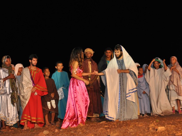 Gyselle Soares se apresenta na Paixão de Cristo (Foto: Edmar Caetano/Divulgação)