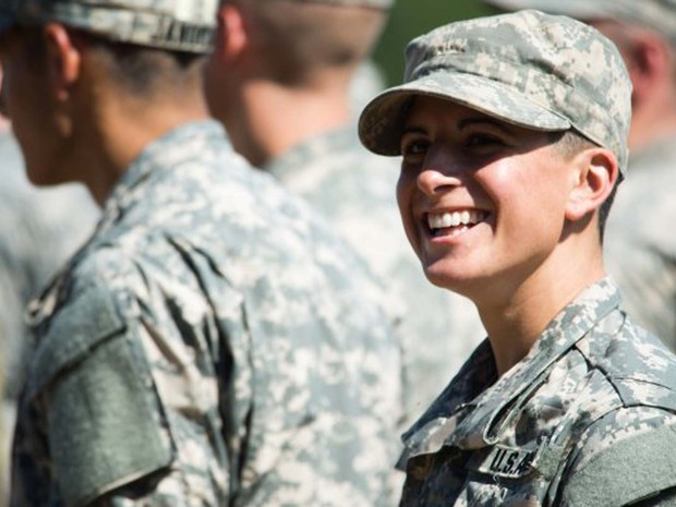 Kristen griest sorri durante graduação da Ranger School, em agosto de 2015 (Foto: Steve Cortez/ US Army)