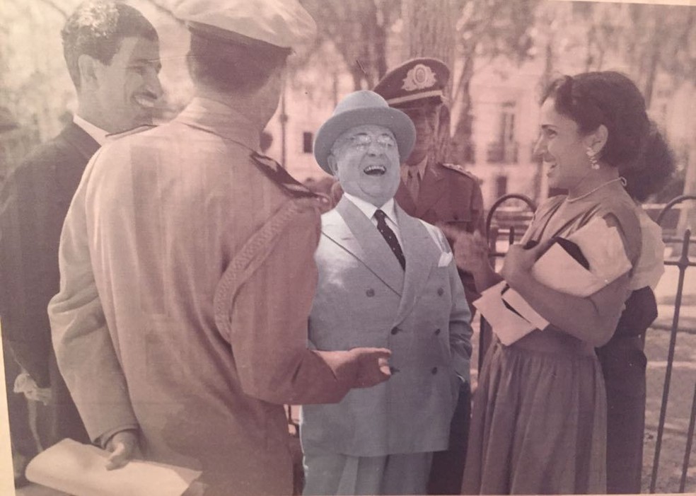 Getúlio gostava de caminhar pelas ruas do Centro de Petrópolis. Nesta foto ele conversa com um grupo de pessoas em 1951 (Foto: Reprodução | Exposição Palácio Rio Negro)