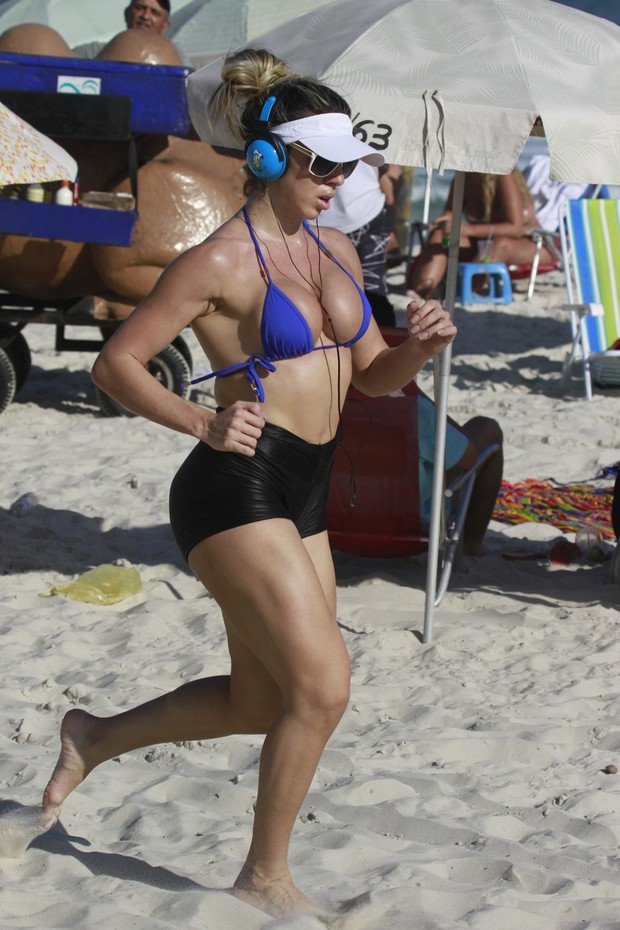 Andréa de Andrade corre na praia (Foto: Dilson Silva / AgNews)