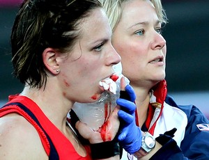 Kate Walsh sangrando na partida de hóquei da Grã-Bretanha (Foto: AP)