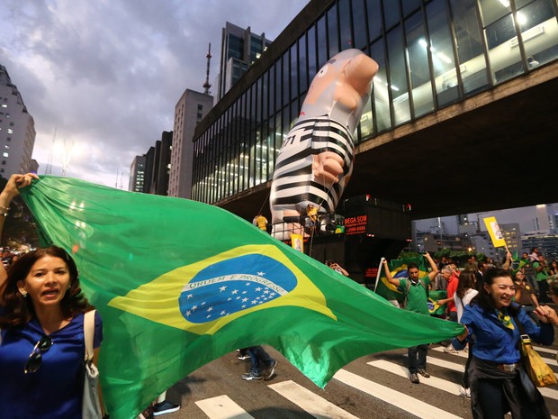 Manifestantes contra Lula fazem protesto em frente ao Masp na Avenida Paulista (Foto: Daniel Teixeira/Estadão Conteúdo)