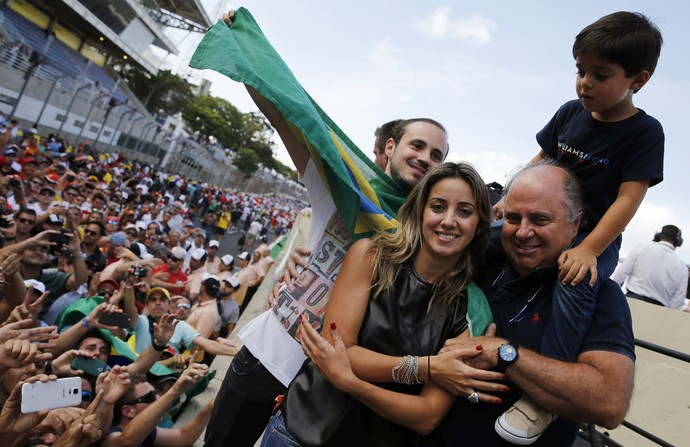 Dudu, Raffaela, Felipinho e Titônio comemoram pódio de Felipe Massa (Foto: Reuters)