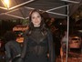 Bruna Marquezine deixa sutiã à mostra em festa de 'I Love Paraisópolis'