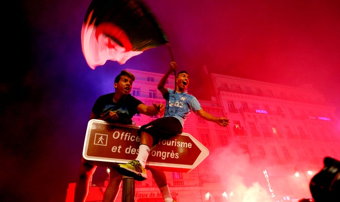 festa de argelinos nas ruas da França (Foto: AP)