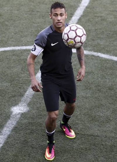 Neymar não está tendo descanso de Ricardo Rosa, seu preparador físico pessoal que o acompanha desde 2010 (Foto: Reprodução)