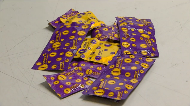 Distribuição de preservativos nos dias de Carnaval (Foto: Reprodução/TV Tribuna)