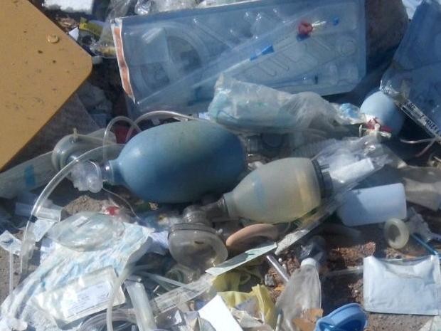 Lixo hospitalar foi descartado em Taubaté (Foto: Arquivo pessoal)