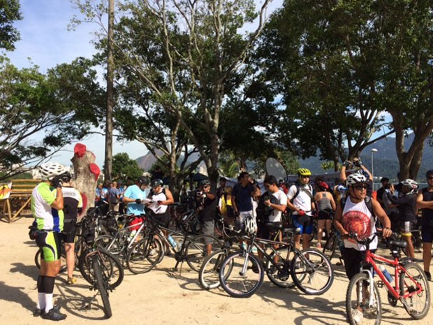 Grupo pede paz e segurança para andar de bicicleta nas ruas e estradas da cidade (Foto: Matheus Rodrigues/G1) Grupo pede paz e segurança para andar de bicicleta nas ruas e estradas da cidade (Foto: Matheus Rodrigues/G1)