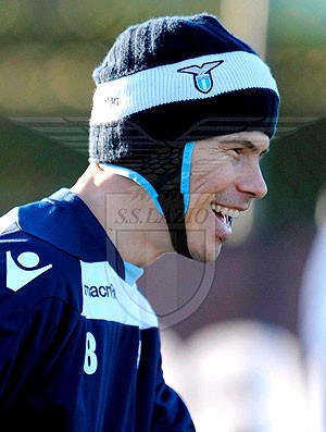 Hernane no treino do Lazio com protetor na cabeça (Foto: Reprodução / Facebook Oficial)