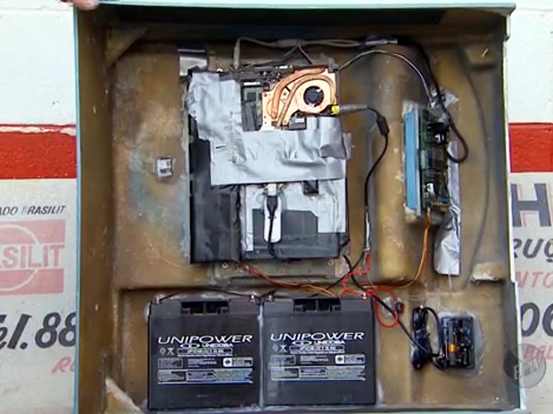 Criminosos instalaram frente falsa em caixa eletrônico de Hortolândia (Foto: Vanderlei Duarte / EPTV)