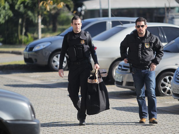 Agentes carregam malotes na sede da Polícia Federal em São Paulo. Quatorze pessoas foram presas em São Paulo, Brasília e Rio de Janeiro durante operação que apura desvios em projetos culturais com benefícios de isenção fiscal previstos na Lei Rouanet (Foto: Rafael Arbex/Estadão Conteúdo)