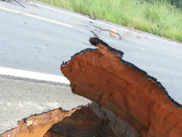 Crateras interrompem trânsito na BR-020 (Foto: Edivaldo Braga/Blogbraga)